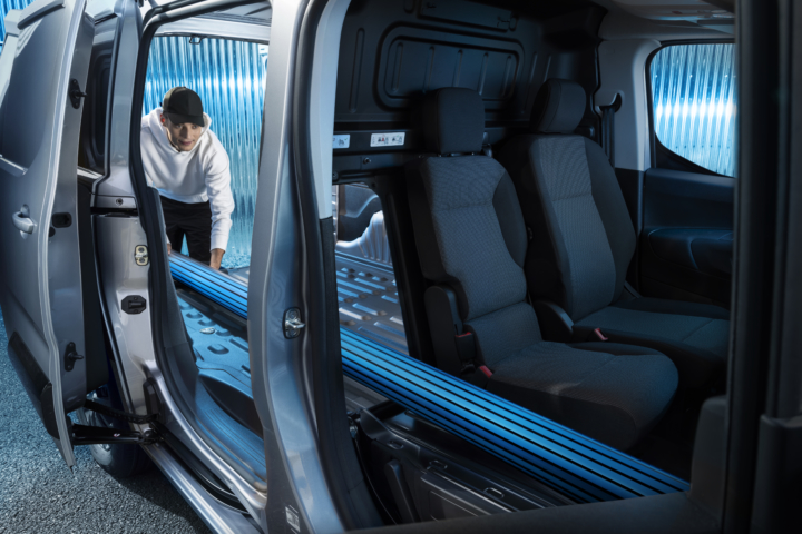 Vue intérieure du Peugeot Partner Cabine Approfondie avec banquette arrière rabattable