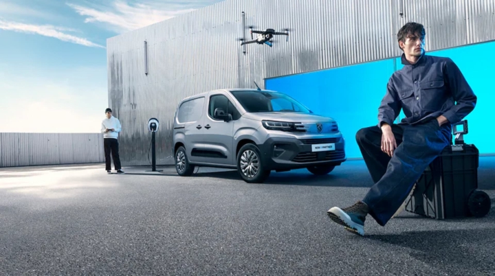 Peugeot e‑Partner électrique en situation de livraison, parfait pour les zones urbaines de Valence