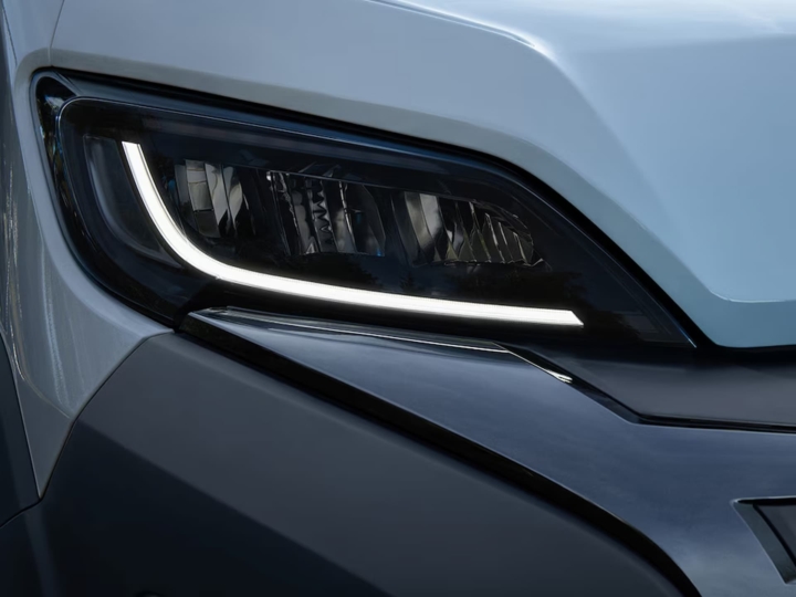 Nouveau design de phare pour véhicule utilitaire Peugeot diesel à Valence