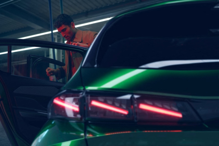 peugeot-308-26000-valence-hybrid-hybride-berline (1)