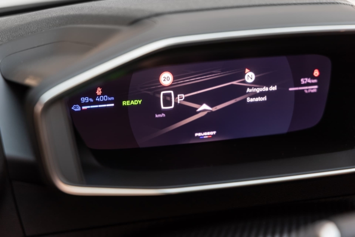 PEUGEOT_E208-citadine-hybride-electrique-valence