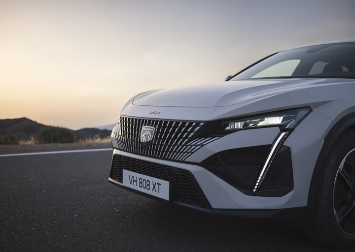 peugeot 408 blanche berline suv drome valence