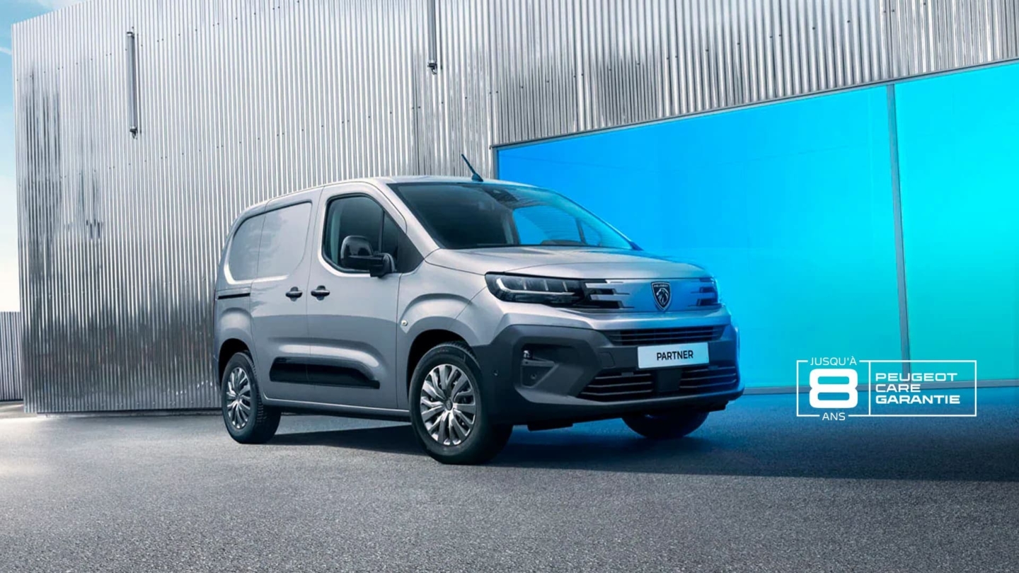 Peugeot Partner garé devant un bâtiment professionnel à Valence – utilitaire robuste pour les pros de la Drôme