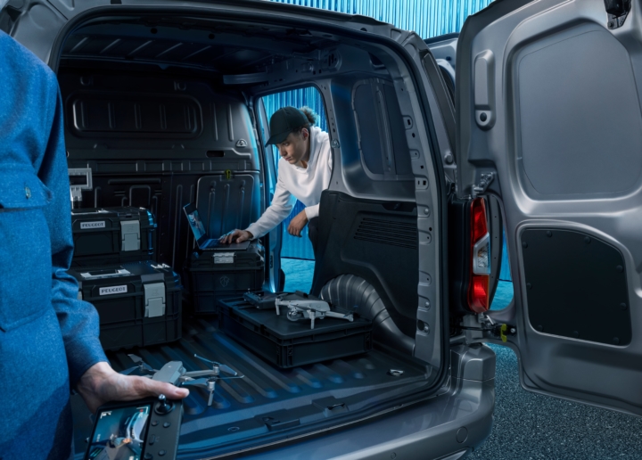 Intérieur du Peugeot Partner avec aménagement utilitaire – grand volume de chargement adapté aux artisans à Valence