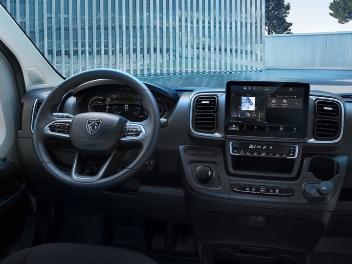 Intérieur cabine du Peugeot utilitaire diesel à Valence – confort et ergonomie au quotidien