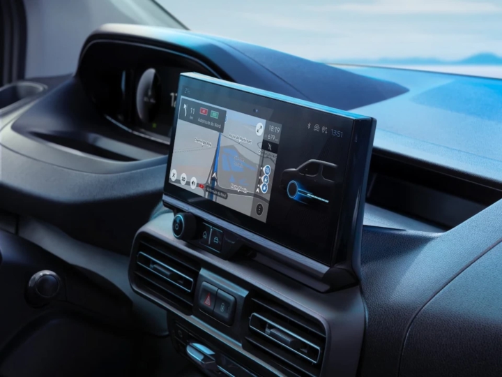 Écran tactile et poste de conduite du Peugeot Partner, connecté et ergonomique