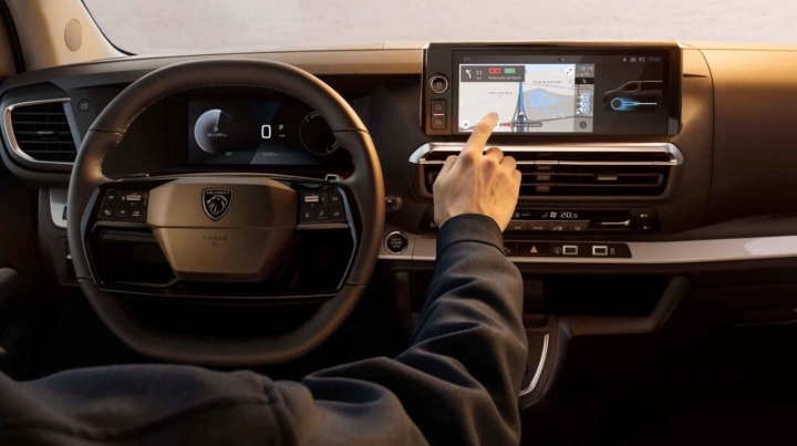 peugeot-Traveller-technologies-utilitaire-professionnels-familles-valence-drome