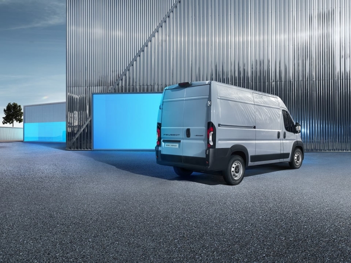 Chargement arrière du fourgon Peugeot utilitaire diesel à Valence