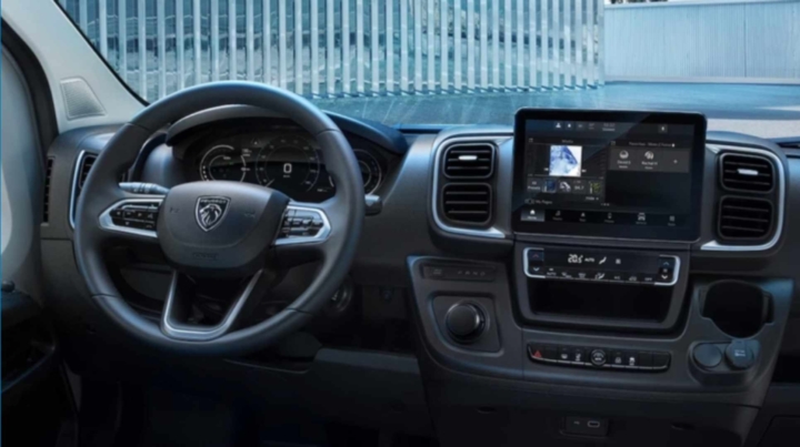 interieur-e-boxer-poste-conduite-utilitaire-valence