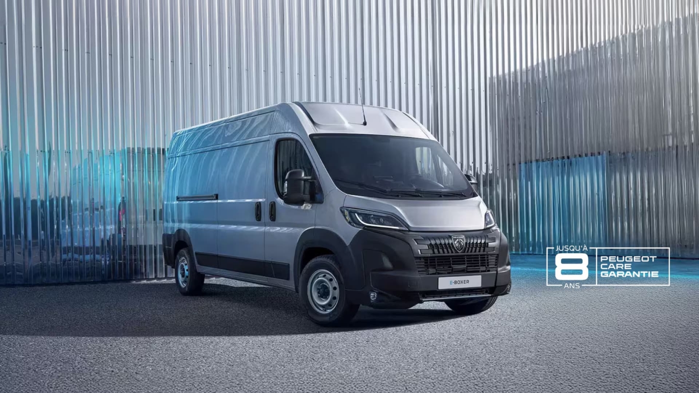 Peugeot E-Boxer électrique stationné devant bâtiment moderne à Valence
