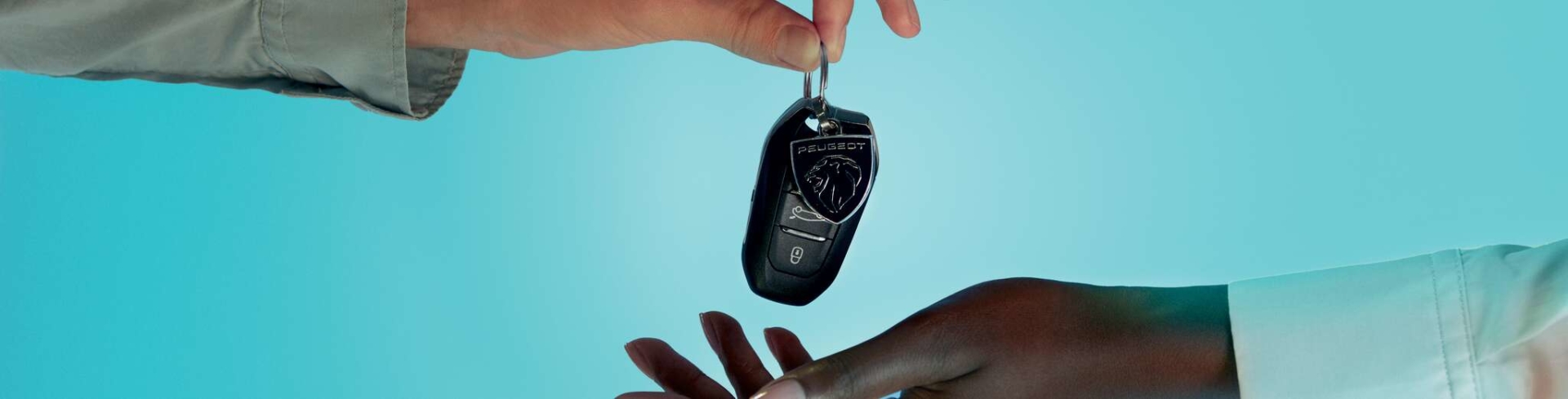 Remise des clés lors de la livraison à domicile d’un véhicule Peugeot à Valence