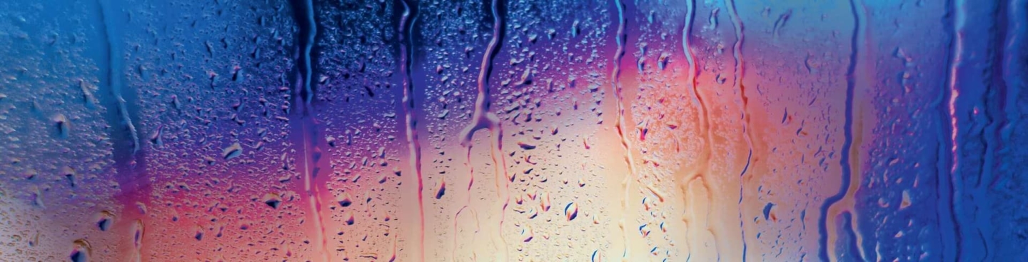 Pare-brise sous la pluie illustrant le contrôle des essuie-glaces Peugeot à Valence