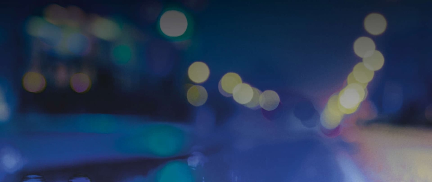 Visuel illustrant l’offre complète d’entretien Peugeot sur 4 ans, conduite sereine de nuit à Valence