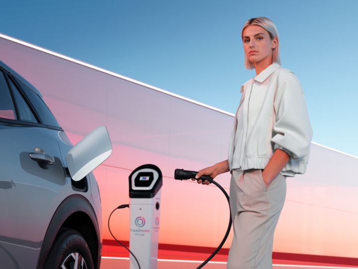 Femme rechargeant sa Peugeot e-2008 – véhicule 100 % électrique en location à Valence (26000), Drôme.